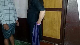 नौकर को मैडम के कपड़े बदलते देखते हुए हिलाते हुए पकड़ा, फिर उसे चोदा