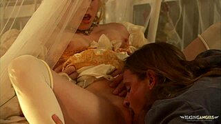 कॉसप्ले कपल कॉस्ट्यूम में जोर से बांग करता है!