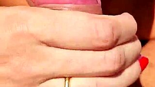 Blowjob zabava pri bazenu z ljubko latinsko parom