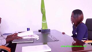 Ma secrétaire coquine me baise fort au bureau ! 😈