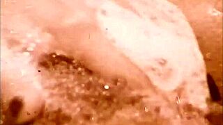 Tabú familiar vintage se desarrolla en casa con hermanastra en estilo retro. ¿Qué sigue?