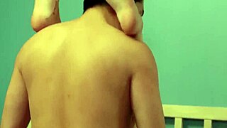 한국 오빠가 장난꾸러기 여동생과 집에서 금지된 만남에서 선 넘어