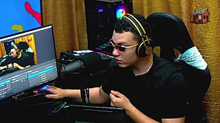 Hun blottede sine sexede patter og blev så liderlig på podcast