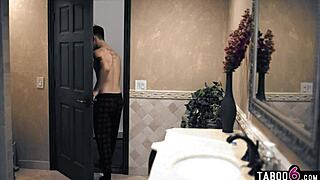 ह्यूज बूब्स स्टेपमॉम रेचेल कैवेली अपने स्टेपसन को हार्ड चोदती है