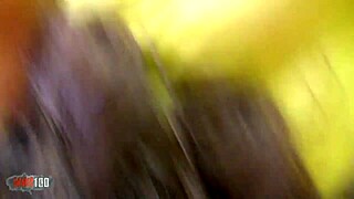 عاهرة فرنسية تصرخ في النشوة مع زب كبير في مؤخرتها 😈