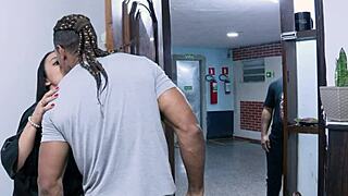 Mies potki vaimonsa ulos mutta nyt rukoilee paluuta häpeässä