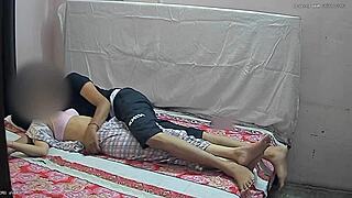 Соблазнил подругу друга для траха узкой киски с DesiSlimGirl!