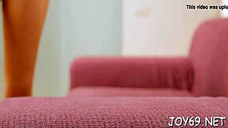 小个子少女用手指玩弄紧致湿润的阴道，独自玩具游戏