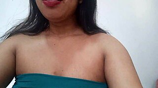ven y mira como esta latina jugosa con tetas grandes y coño apretado se masturba hasta squirt en la cama