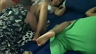 abri as pernas e todos chuparam minha buceta trimmed e molhada!!