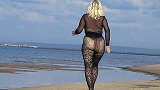 Black Milf Flashes Big Tits and Pussy on Beach!