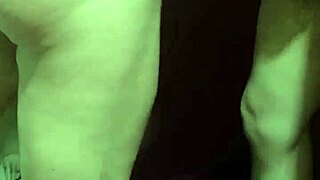 Esposa disfrutando con desconocidos en glory hole feels so good