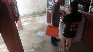 Dona de casa paga técnico com a bunda