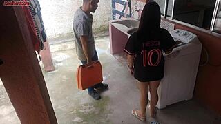 Dona de casa paga técnico com a bunda