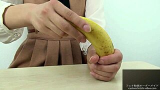 hand crush fetish girl crush a banana by hand