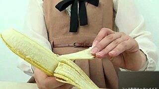 hand crush fetish girl crush a banana by hand