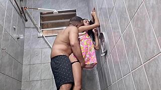 Seduzindo minha enteada no banheiro