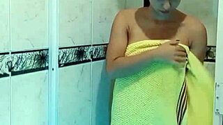 follada a mi hermanastra frente a la ducha mientras mis padres estaban fuera