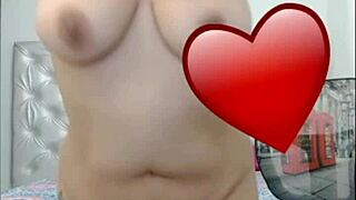 mi prometida revota sus tetas y me manda videos para masturbarme