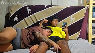 Estaba Jugando Clash Royale Y Mi Hermanastra Se Acuesta En Mi Regazo