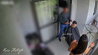 Meu corno chamou o barbeiro em casa e eu resolvi brincar de puta de verdade atendi a porta so de biquini minusculo e transparente