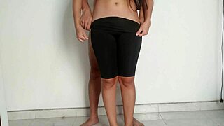 hermanastra usa sus piernas para masturbarme