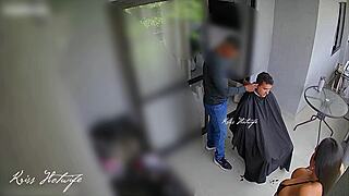 Meu corno chamou o barbeiro em casa e eu resolvi brincar de puta de verdade atendi a porta so de biquini minusculo e transparente