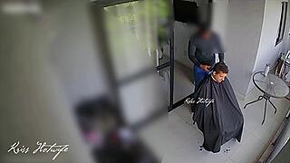 Meu corno chamou o barbeiro em casa e eu resolvi brincar de puta de verdade atendi a porta so de biquini minusculo e transparente