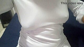 morena sexy se quita el vestido para sentir su cono exitada con posiciones del perrito