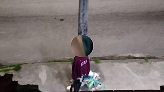 chamei o mendigo e trepei com ele sem camisinha