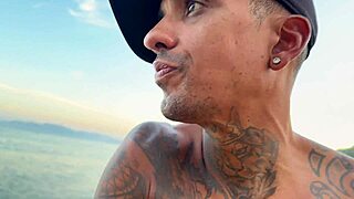 Gostosa seduzida na praia por estranho