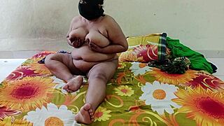 Hot Indian aunty gets cumshot