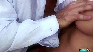 Indian babe enjoys kissing fingering handjob!