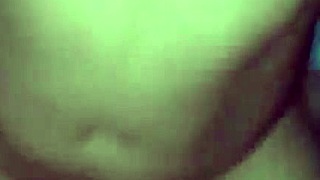 amiga montando caballito mira como se mueve