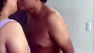 Se lo hago con su traje de baño puesto en doggystyle