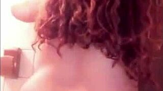 Latina shakes her ass seductively