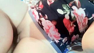 está perra sabe cómo seducir al dr y el le mete toda su polla y la hace gritar de placer