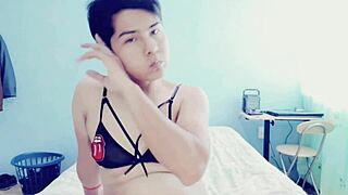 Joven Gay Caliente Manoseandose En Su Habitacion