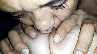 Masajes en sus pecho with big natural tits.