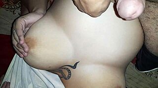 Masajes en sus pecho with big natural tits.