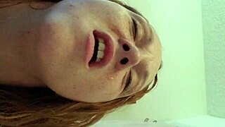 זיון מהיר בחדר אמבטיה עם אישה שופעת חזה