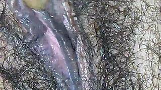 玛甘在手指和脸上体验快感