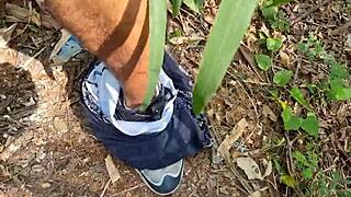 maduro trabalhador trepando com o servente no mato