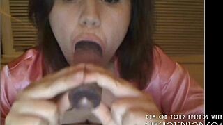 amateur brunette performs on webcam with cute homemade vibe