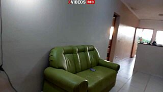 Young girl in towel gets pizza guy's cum