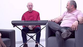 lainai de torbe con ohana petite 18+ in casual setting