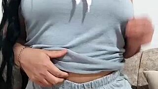 Velika kosmata pička škropi gosto mleko. Tako resnična in okusna, wow! 😲