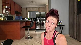 Pravkar sem gledal to suhonjavo punčko dati bližnji POV blowjob z umazanim izlivom