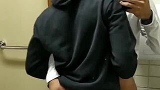 recebi uma mamada gostosa do moleque no banheiro público de deficientes