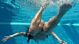 Yo, Jessica’s sexy look by the pool drives me wild! 🔥